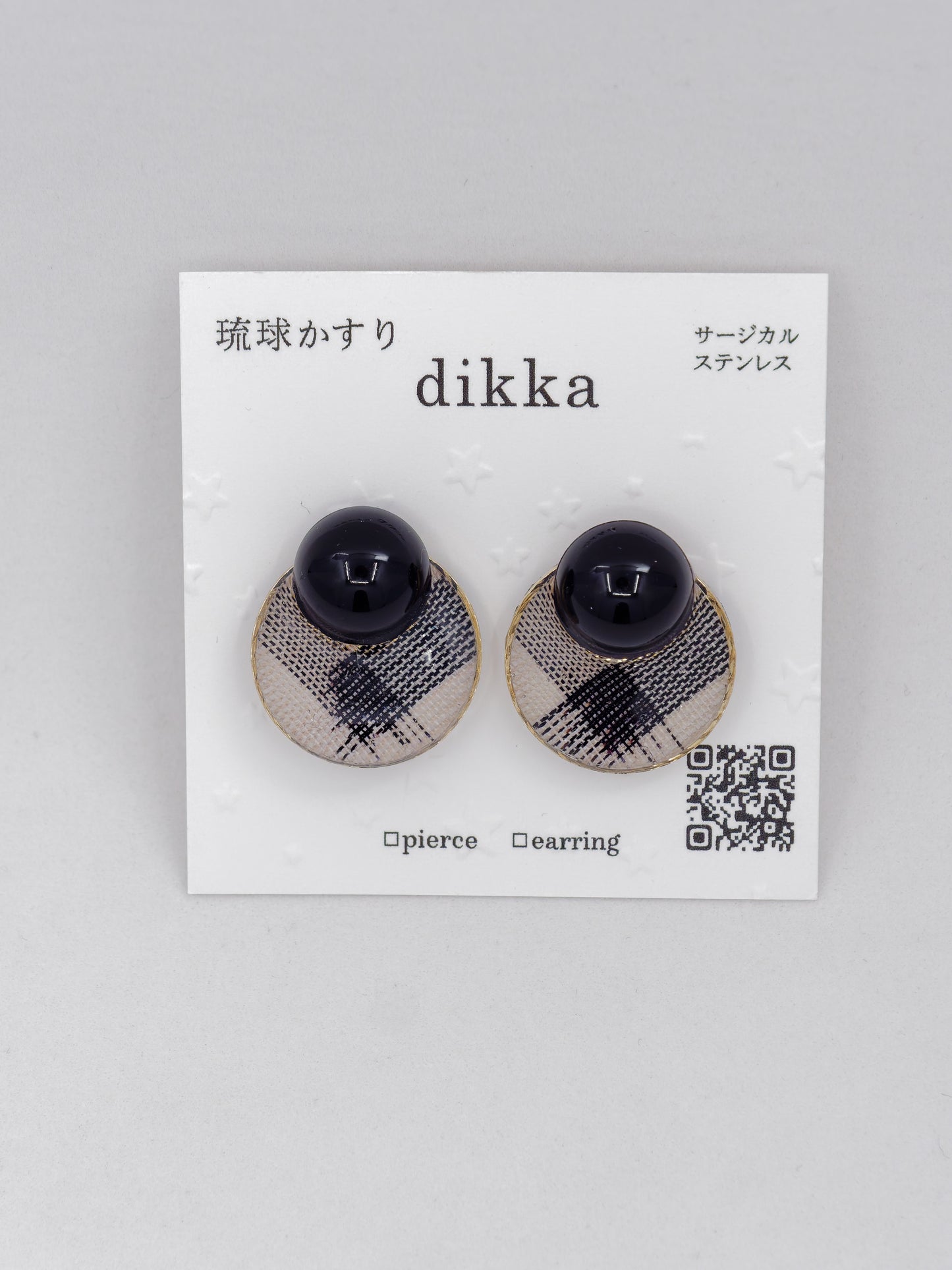Ryukyu Kasuri earrings - Round Medium - Black cabochon