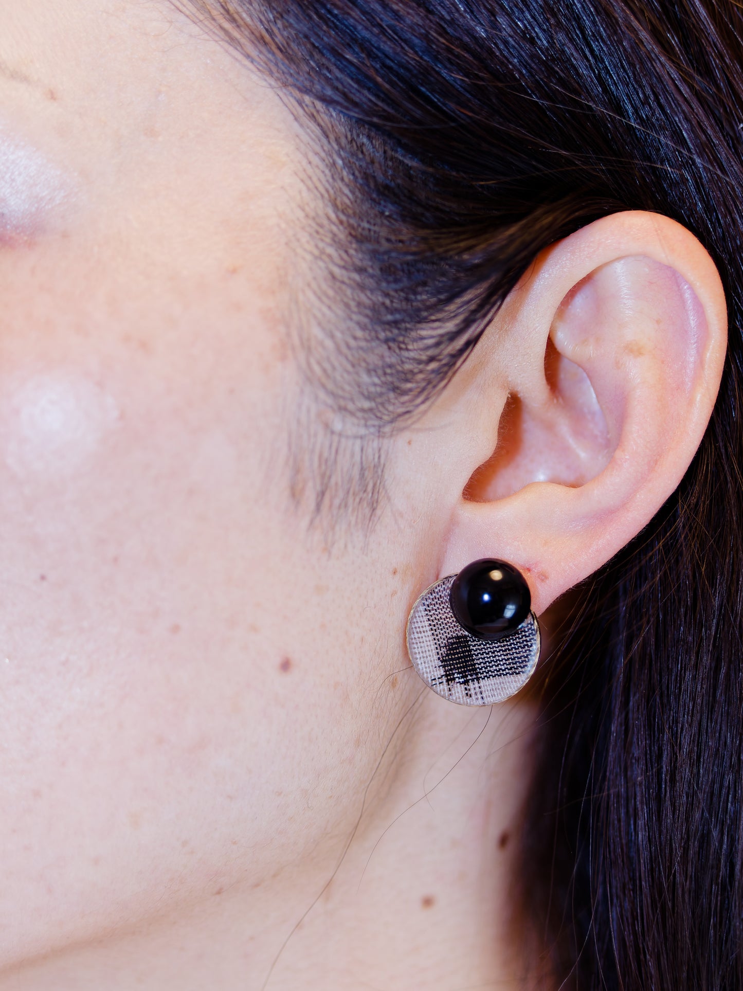Ryukyu Kasuri earrings - Round Medium - Black cabochon